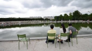 PARIS - Temmuz 2014: Tuileries Gölü boyunca yaz mevsiminde turistler