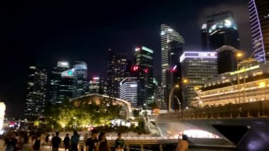 SINGAPORE - 3 HAZİRAN 2020: Marina Körfezi bölgesinde Singapur gece silueti