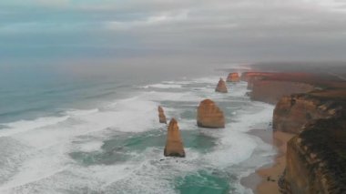 Gün batımında The Twelve Apostles 'ın ihtişamı, Port Campbell Ulusal Parkı, Avustralya. İHA 'dan hava görüntüsü