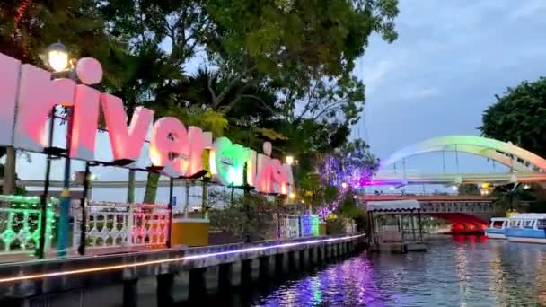 MALACCA, MALAYSIA - 29. DEZEMBER 2019: Bootsfahrt auf dem Stadtfluss bei Sonnenuntergang — Stockvideo