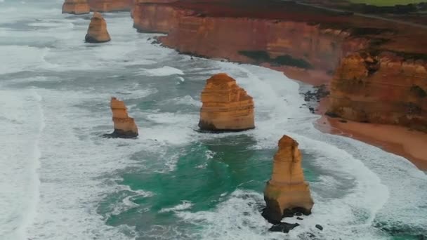 Douze apôtres côtiers le long de la Great Ocean Road, Victoria - Australie. Vue du drone — Video