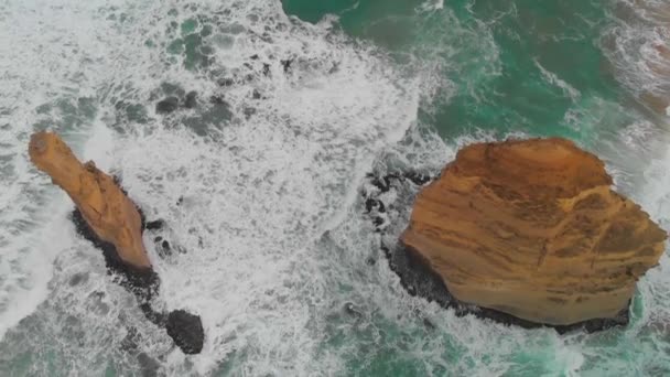 Overhead down aerial view of The Twelve Apoles along Great Ocean Road in Victoria, Australië. Drone standpunt — Stockvideo