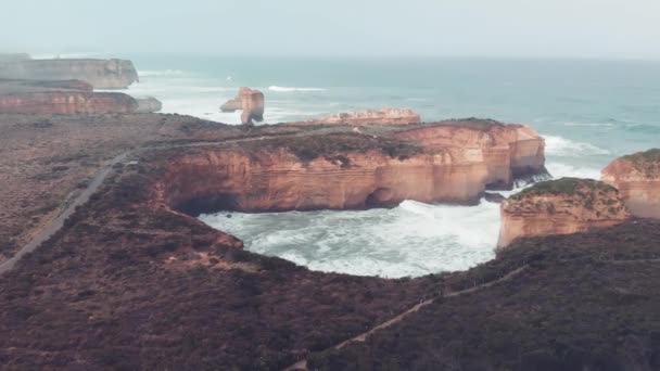 ロックアード渓谷は、オーストラリアのグレートオーシャンロード沿いの美しい海岸線です。ドローン視点 — ストック動画