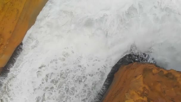 Viltkystlinje med knusende bølger mot berget, utsyn over havet – stockvideo