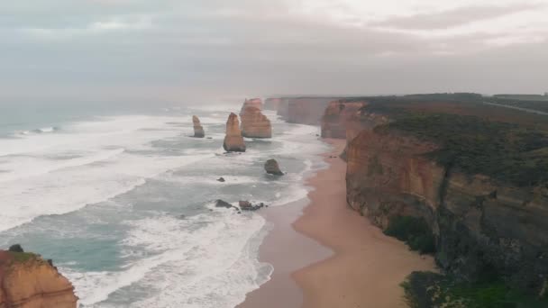 Celebri doisprezece apostoli la răsăritul soarelui, un mare drum oceanic în Victoria, Australia. Punctul de vedere al dronei — Videoclip de stoc