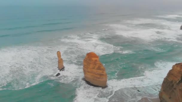 Dvanáct apoštolů pobřeží podél Velké Ocean Road, Victoria - Austrálie. Pohled z dronu — Stock video