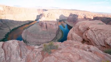 Amerika 'da yaz mevsiminde Horseshoe Bend' in inanılmaz hava manzarası.