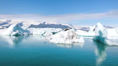 Jokulsarlon Buzdağları sularda, İzlanda yaz mevsiminde