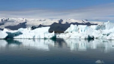 Jokulsarlon Göl Buzdağları 'nın yaz mevsiminde güzel manzarası, İzlanda