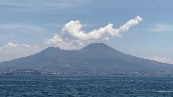 Neapolský záliv a Vesuv z jedoucího člunu v moři — Stock video