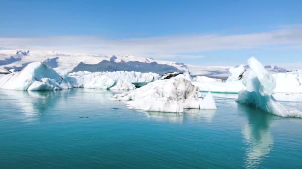 Jokulsarlon Jéghegyek a vízben, Izland a nyári szezonban — Stock videók