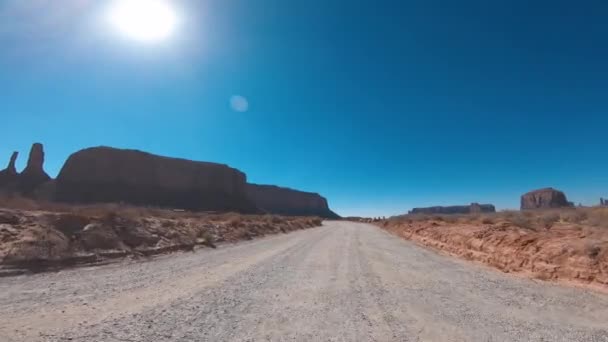 Crossing Mounument Valley i sommersæsonen, udsigt fra forsiden af bilen – Stock-video