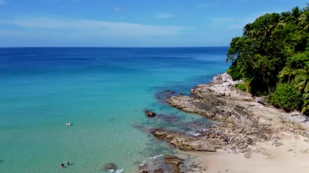 Surin Beach, Phuket. Letecký pohled z létajícího letounu — Stock video