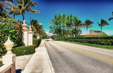 Palmiyeler ve okyanus boyunca şehir gezinti güvertesi, Palm Beach, Florida.