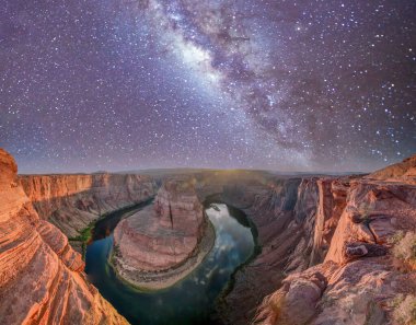 Horseshoe Bend panoramik hava manzaralı, Arizona. Kayalar ve Colorado Nehri Yıldızlı bir gecede