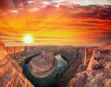 Horseshoe Bend panoramik hava manzaralı, Arizona. Gün batımında Kayalar ve Colorado Nehri