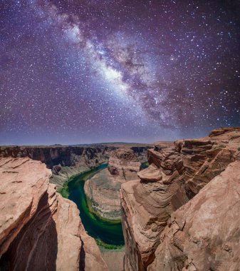 Horseshoe Bend panoramik hava manzaralı, Arizona. Kayalar ve Colorado Nehri Yıldızlı bir gecede