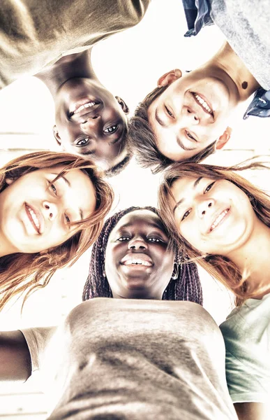Pohled Nahoru Teenagery Jak Spolu Usmívají Kruhu Multietničtí Přátelé Šťastný — Stock fotografie