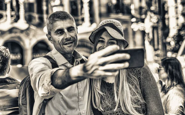 Joyeux Couple Visitant Ville Faisant Selfie Près Point Repère — Photo