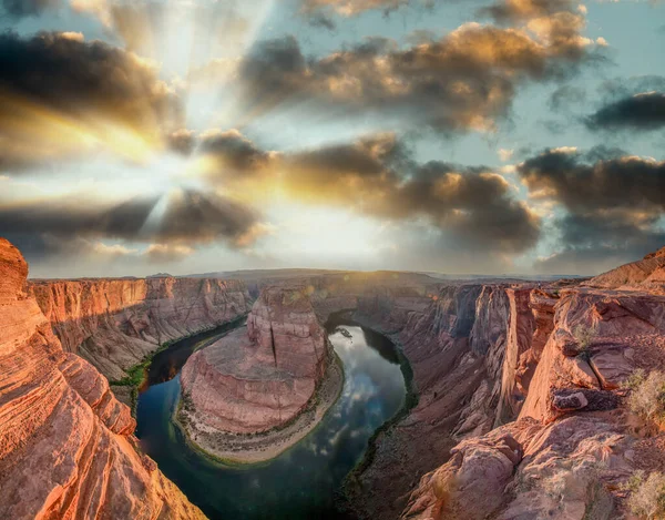 马蹄弯全景鸟瞰 亚利桑那州 日落时的岩石和科罗拉多河 — 图库照片