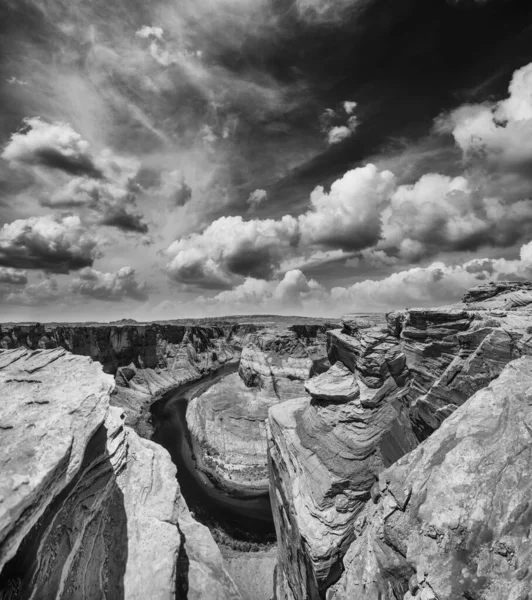 马蹄弯全景鸟瞰 亚利桑那州 落日时的岩石和科罗拉多河 黑白分明 — 图库照片