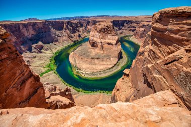 Arizona 'da gün batımında Horseshoe Bend' in panoramik manzarası