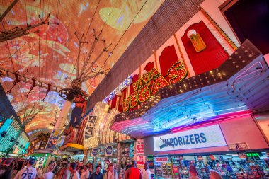 LAS VEGAS, NV - 29 Haziran 2018: Geceleri turistlerle Las Vegas Fremont Caddesi