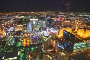 LAS VEGAS, NV - 30 Haziran 2018: The Strip ve ana şehir Kumarhaneleri ve Otelleri 'nin helikopter gece hava görüntüsü