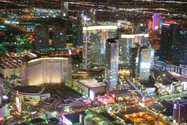 LAS VEGAS, NV - 30 Haziran 2018: The Strip ve ana şehir Kumarhaneleri ve Otelleri 'nin helikopter gece hava görüntüsü