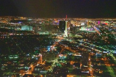 LAS VEGAS, NV - 30 Haziran 2018: The Strip ve ana şehir Kumarhaneleri ve Otelleri 'nin helikopter gece hava görüntüsü