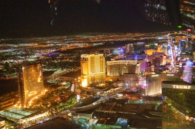 LAS VEGAS, NV - 30 Haziran 2018: The Strip ve ana şehir Kumarhaneleri ve Otelleri 'nin helikopter gece hava görüntüsü
