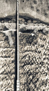 Güzel bir gün okyanus boyunca şehir iskelesinin havai hava görünümü.