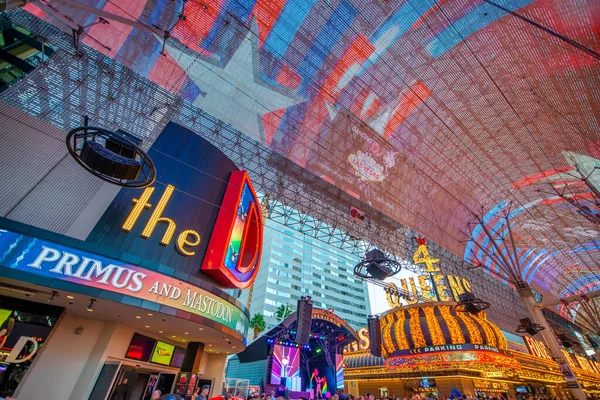 Las Vegas Czerwiec 2018 Turyści Mieszkańcy Nocy Słynnej Ulicy Fremont — Zdjęcie stockowe