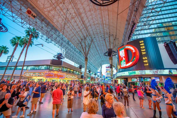 Las Vegas Junho 2018 Turistas Moradores Noite Famosa Fremont Street — Fotografia de Stock