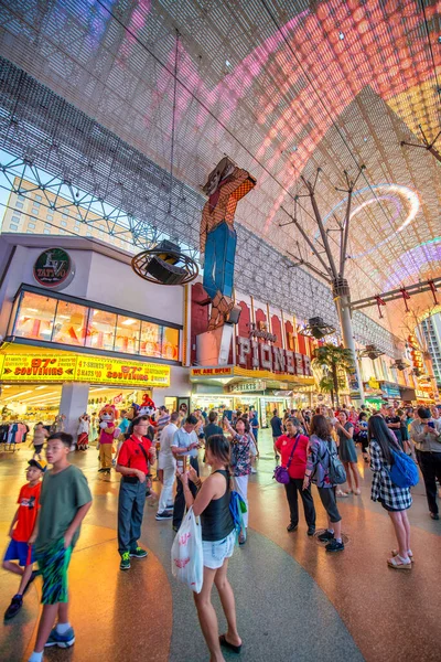 Las Vegas June 2018 游客和当地人夜晚在拉斯维加斯市中心著名的弗里蒙特街 Fremont Street — 图库照片