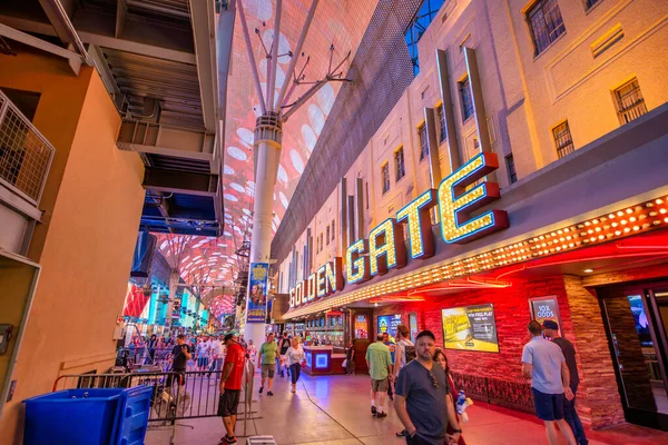 Las Vegas Junio 2018 Turistas Lugareños Noche Famosa Fremont Street — Foto de Stock