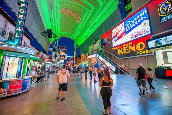 Las Vegas June 2018 Tourists Locals Night Famous Fremont Street — Stockfoto