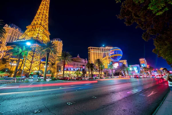 Las Vegas 2018年6月29日 パリホテルカジノとストリップトラフィックの夜景 — ストック写真