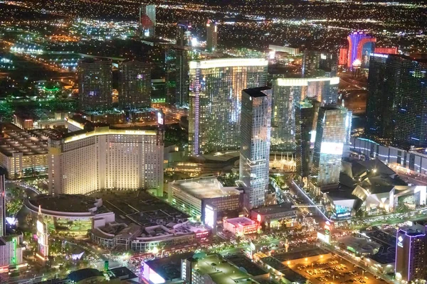 Las Vegas 2018年6月30日 ストリップと主要都市のヘリコプターの夜の空の景色カジノとホテル — ストック写真