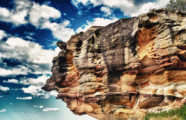 Riesiger Felsen Schwebt Über Dem Ozean Mit Blauem Himmel Auf — Stockfoto