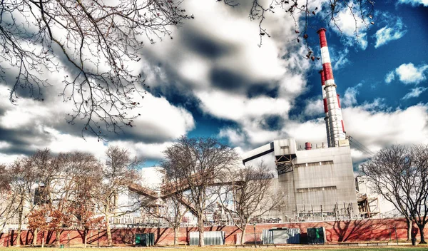 Industriell Miljö Som Ses Från Vackra Stadsparken Solig Dag — Stockfoto