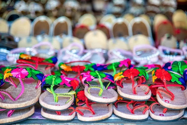 Bir Dükkanda Renkli Terlikler Tropik Ayakkabılar — Stok fotoğraf