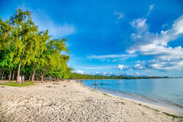 Mauritius Kwietnia 2019 Turyści Mieszkańcy Wzdłuż Słynnej Plaży — Zdjęcie stockowe