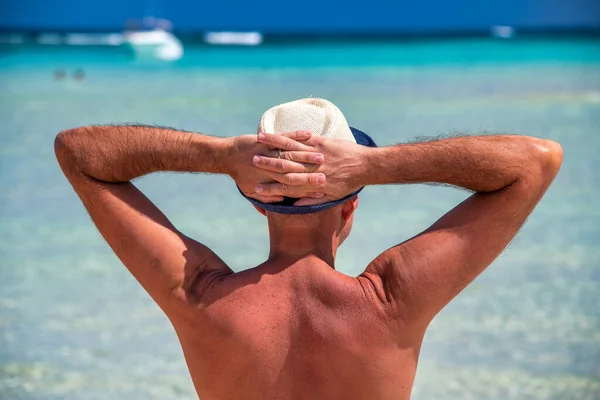 Back View Man Wearing Straw Hat Shoreline Holiday Concept — Stockfoto