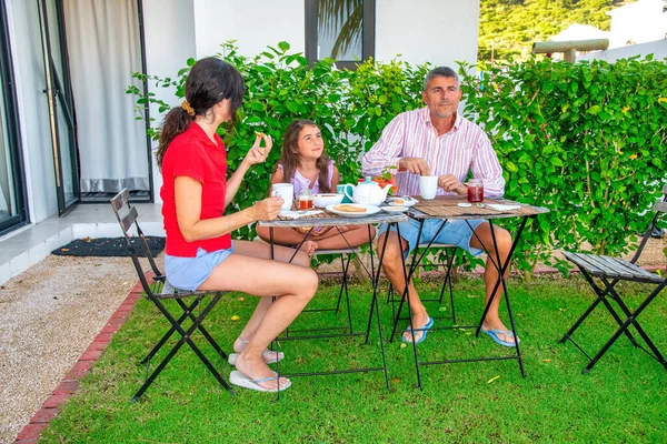 Family Relaxing Making Breakfast Outdoor Garden — Stock Photo, Image
