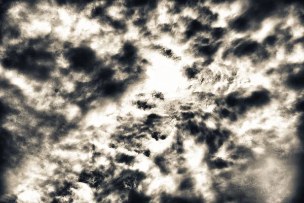 Těžké Mraky Obloze Zářícím Sluncem — Stock fotografie