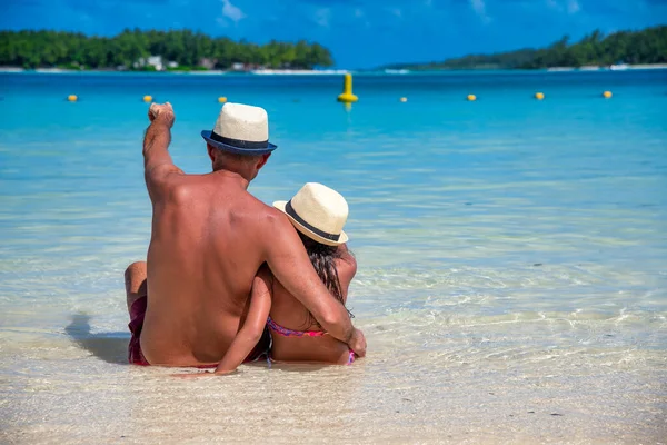 Back View Man Talking His Daughter Shoreline Holiday Concept — Stockfoto