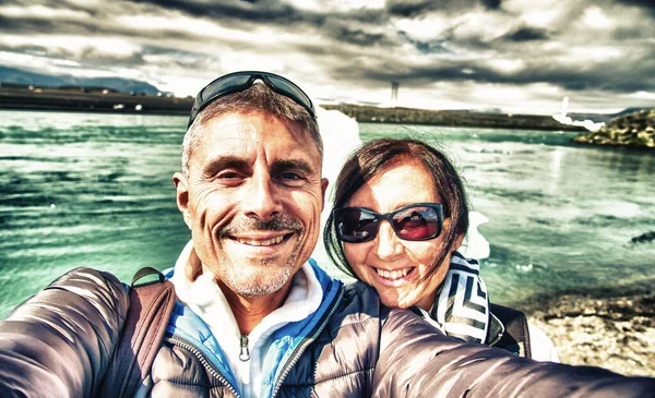 Casal Turistas Tomando Selfie Jokulsarlon Glacier Lagoon Verão Islândia — Fotografia de Stock