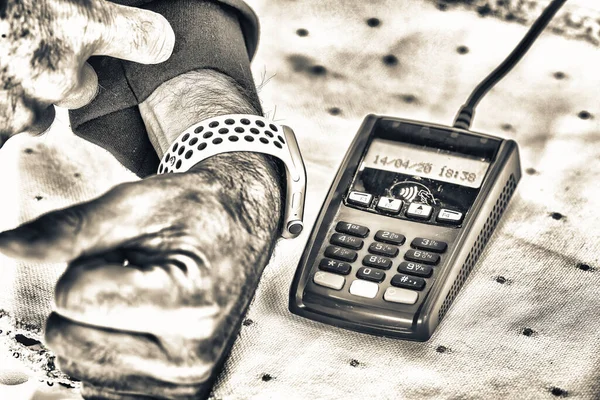 Man Paying Shop His Smart Watch Contactless Payment Concept — 图库照片