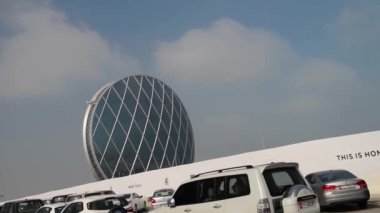 ABU DHABI, BAE - 7 Aralık 2016: Aldar Genel Merkezi Abu Dabi 'de dairesel bir binadır